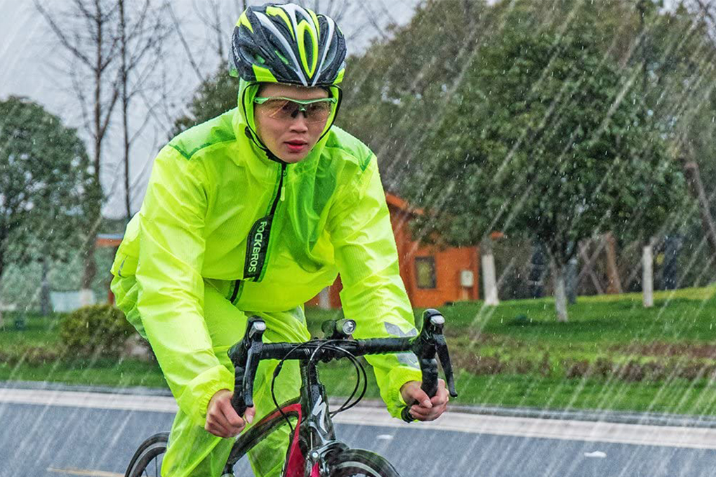 Đạp xe khi trời mưa có nên không